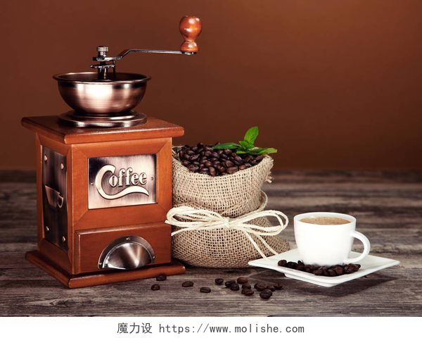 老式咖啡豆杯和老式咖啡豆在黑色背景 